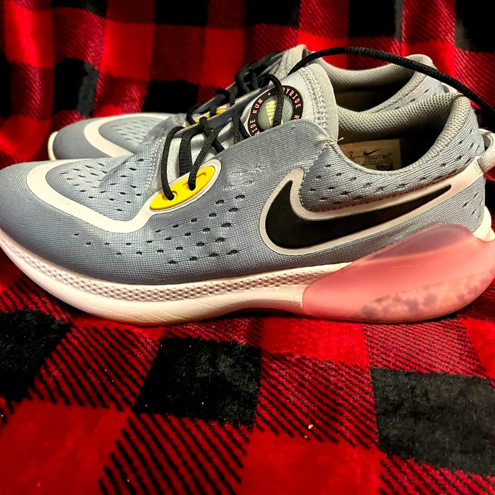 Mens Nike joyride running shoes
